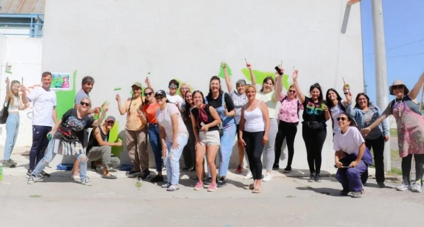  Comenz&oacute; la pintada colectiva del mural 