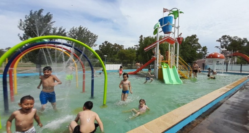 Más de 200 familias disfrutaron este domingo del Parque Acuático Municipal