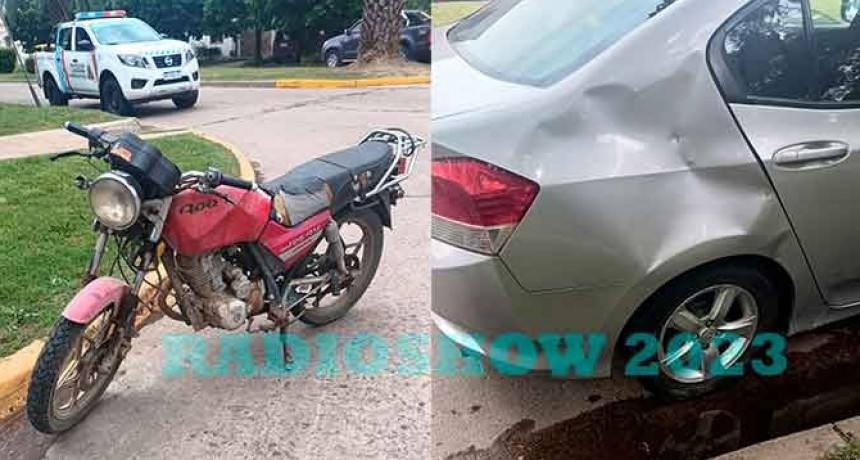 Un motociclista fue trasladado al hospital Capredoni, tras el impacto contra un auto