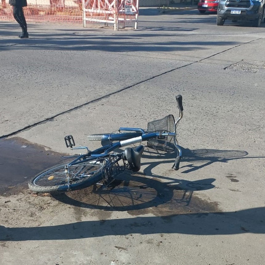 Una camioneta impactó a una joven en bicicleta y se fue del lugar del accidente