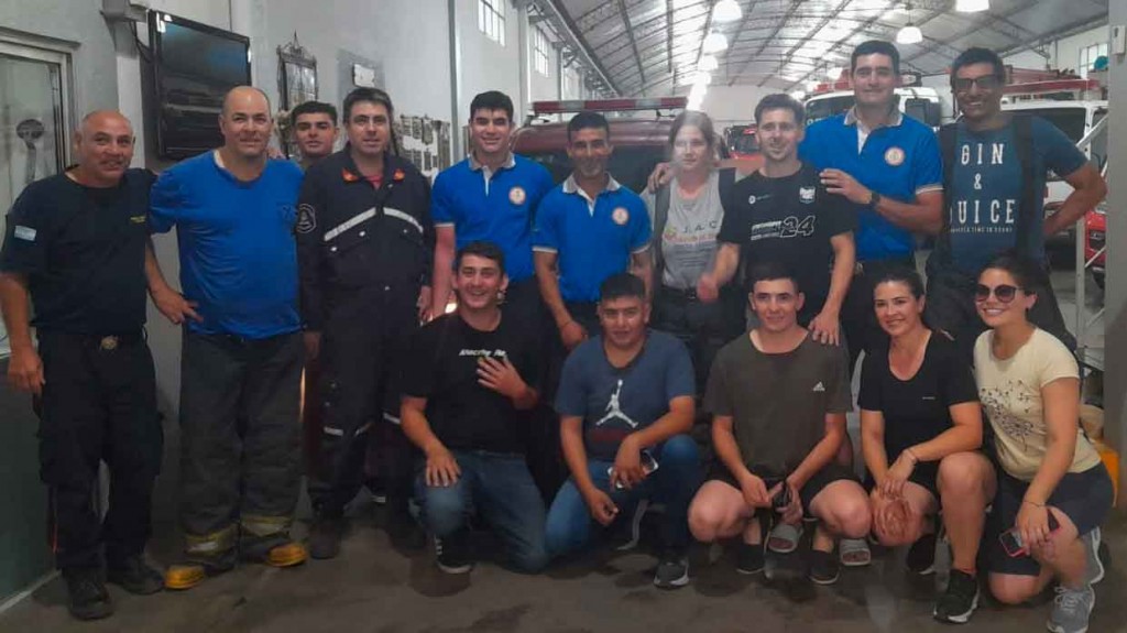 Bomberos Voluntarios de Bolívar desarrollan tareas junto a los rescatistas en Villa Gessel,  hoy en horario nocturno hasta las 8 del sábado