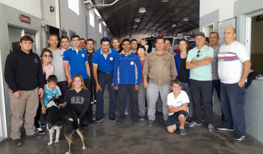 Regresaron los Bomberos Voluntarios de Bolívar que trabajaron junto a rescatistas en Villa Gesell , y FM 10 estuvo en el cuartel