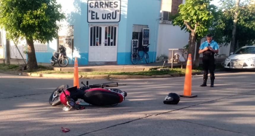Un joven fue hospitalizado tras una colisión entre un auto y una moto