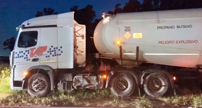 Ruta 65: Fuerte Impacto entre un camión y un vehículo