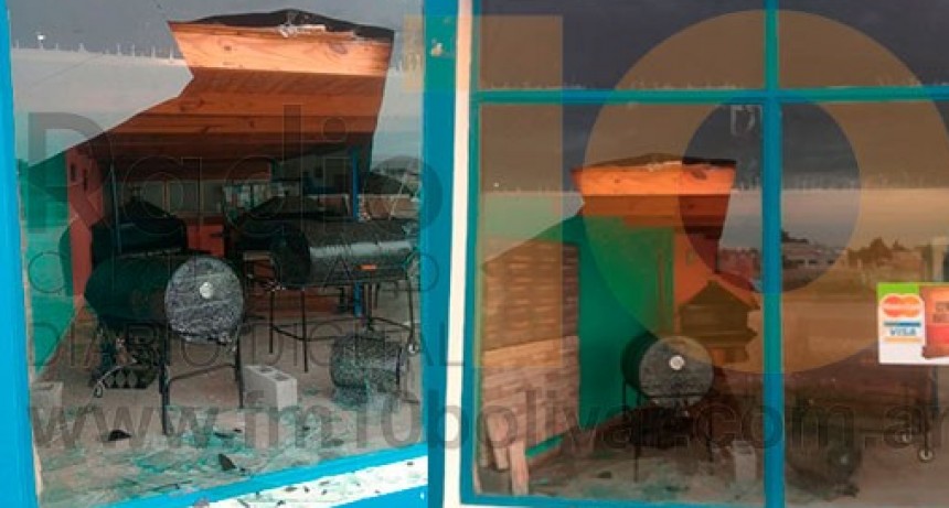 Rompieron la vidriera de Hierros Bolívar, utilizando un ladrillo block y se llevaron dinero y herramientas de mano