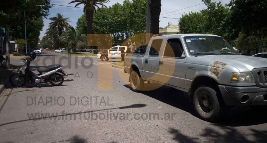 Una motociclista impact&oacute; la parte de atr&aacute;s de una camioneta en avenida Guillermo Brown