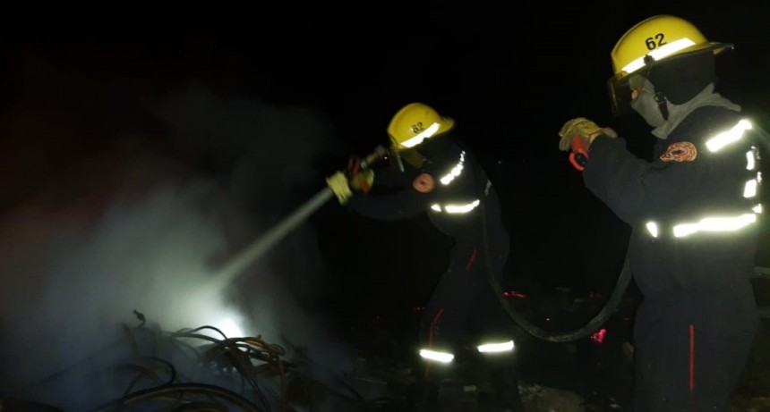 Una dotación asistió al Basurero Muncipal