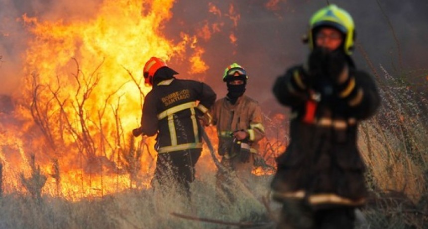 Varios incendios de pastos naturales y una camioneta Chevrolet en ruta 226