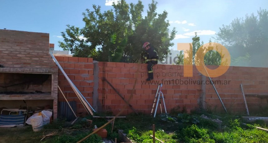 El equipo emergente acudió a un principio de incendio en el galpón de una vivienda