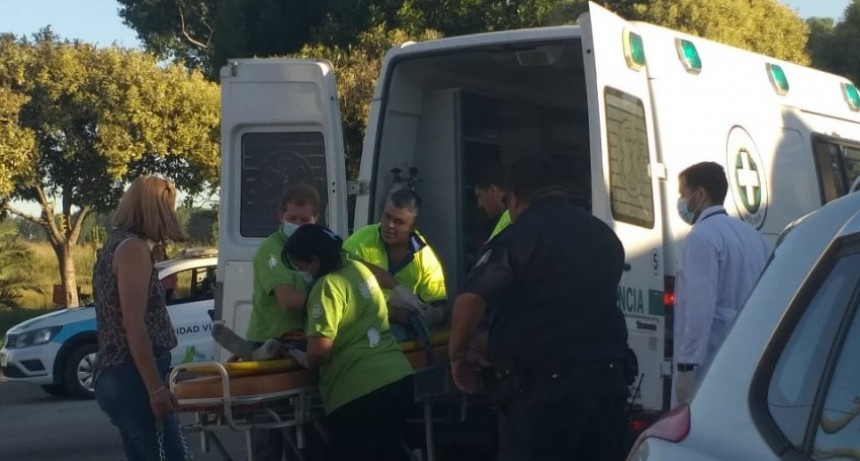 Un niño bajaba de la vereda a la calle y se encontró con un vehículo que circulaba