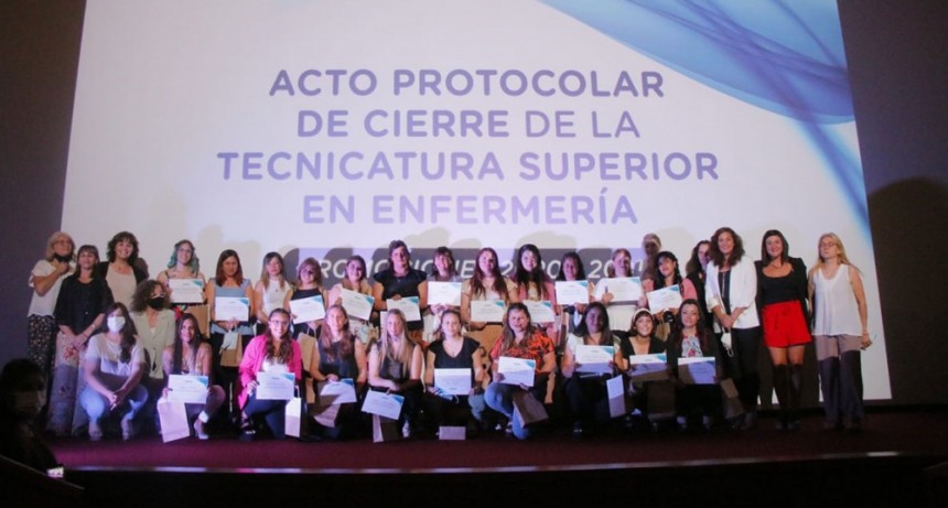 Egresadas de enfermer&iacute;a recibieron su diploma