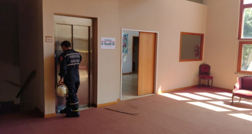 Bomberos Voluntarios trabajó para liberar personas retenidas en el ascensor del Cine Avenida