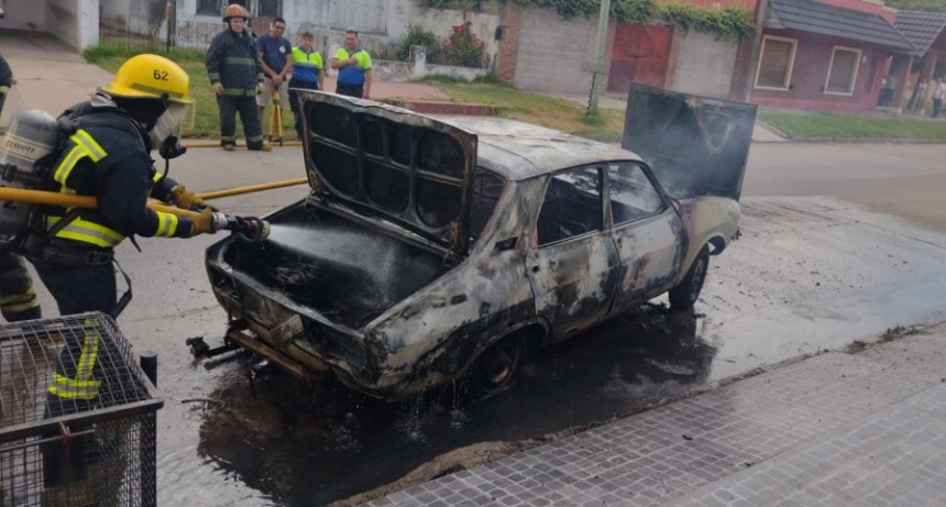 Incendio de un vehículo en la vía pública