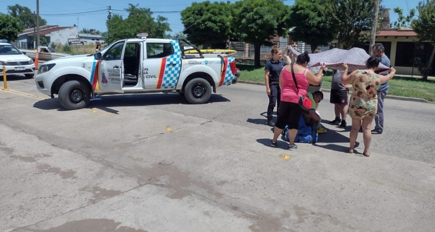 Una mujer sufrió una caída cuando transitaba en su moto