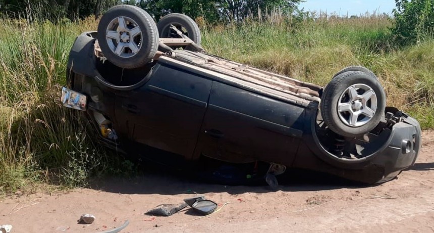 Una familia sufrió el vuelco de su vehículo este sábado  en un camino rural