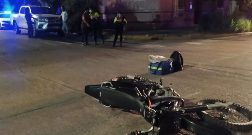 Fuerte impacto entre el conductor de una moto y una camioneta