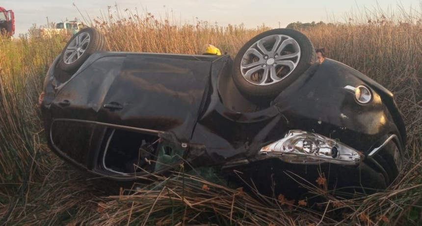 Ruta 65: Una familia de Urdampilleta sufrió un despiste y vuelco