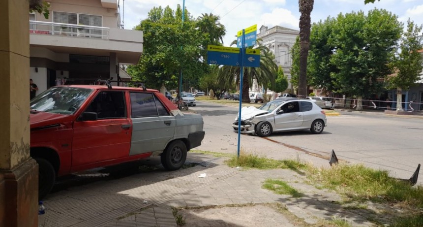 Fuerte impacto entre dos conductores en avenida José de San Martín y calle Paso