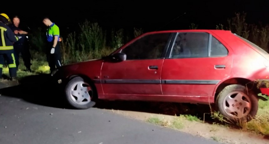 En la bajada a Miramar, ocurrió el despiste de un auto esta madrugada de martes