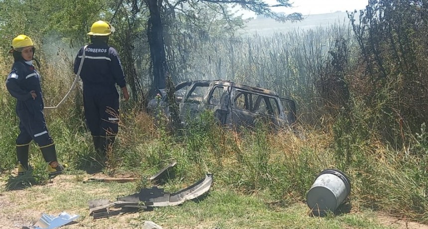 Ruta 65: Colisión por alcance y posterior incendio de uno de los vehículos, castigando en un árbol cercano a la cinta asfáltica