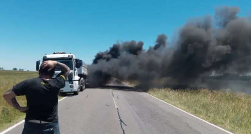 Ruta 226, a la altura de Espigas se incendió un Semi con daños totales, no hubo personas heridas