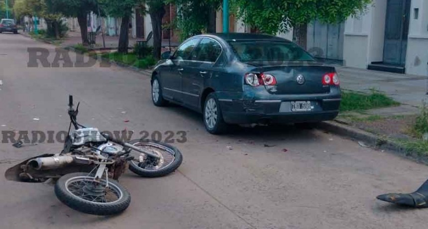 Un joven motociclista fue hospitalizado tras impactar contra un vehículo que se encontraba estacionado