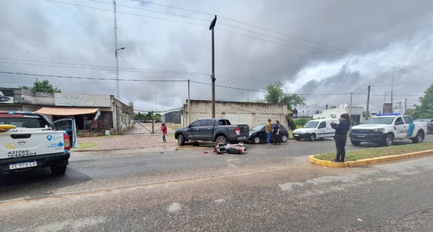 Impacto entre una camioneta y una moto, derivó con una mujer hospitalizada