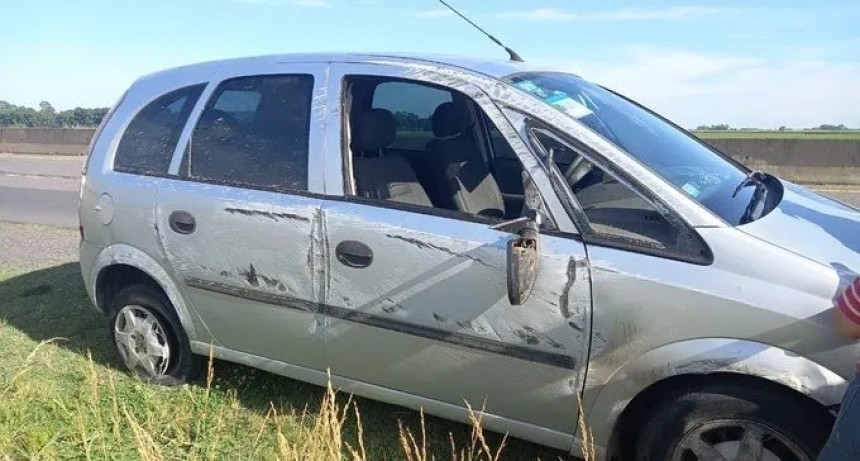 Ruta 226: Transitaba en el tramo Olavarría-Azul, cuando pegó contra el paredón y terminó volcando