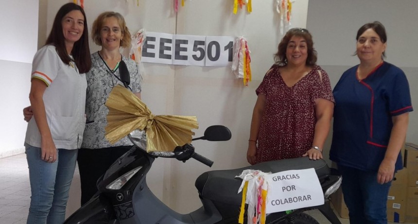 La Cooperadora de la Escuela de Educación Especial 501, entregó la moto a su ganadora