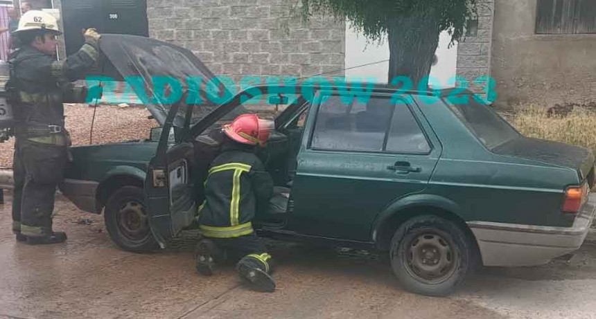 Bomberos Voluntarios trabajaron en el principio de incendio de un auto