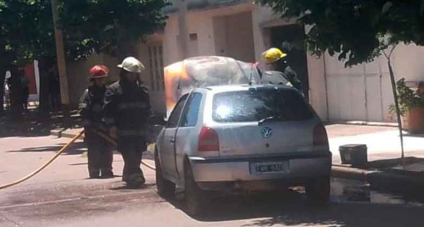 Bomberos Voluntarios asistieron este lunes a un principio de incendio en un vehículo