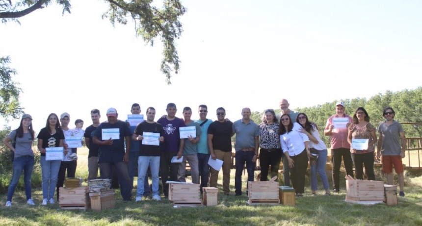 Finalizó el programa Mi Primera Colmena con entrega de Núcleos