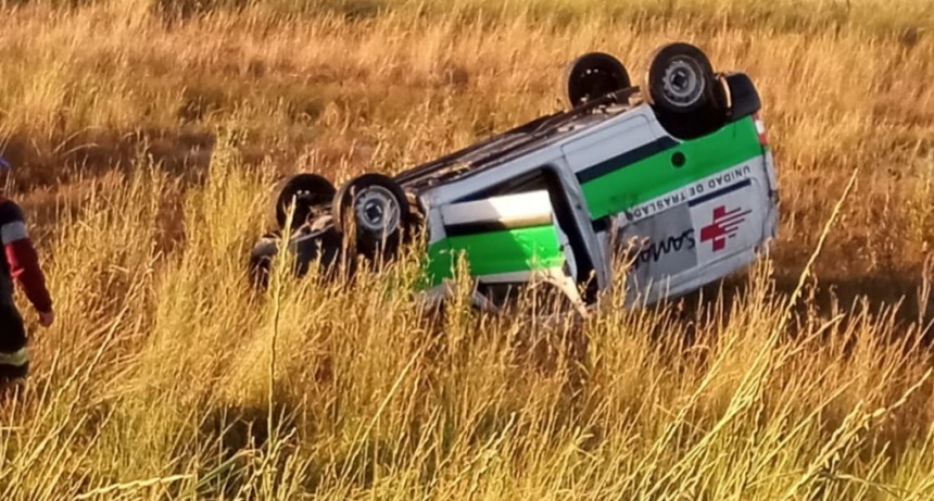 Un caballo sobre la ruta habría sido la causa del vuelco de una ambulancia