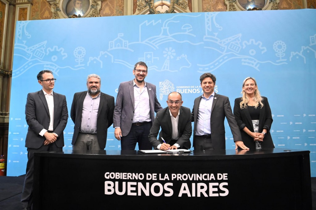 Provincia Leasing : El intendente Marcos Pisano participó de la firma de convenios para la compra de un Camión Volcador y un Minibus cero kilómetro