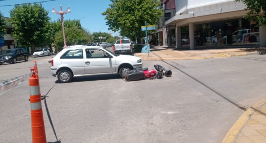 Impacto entre un auto y una moto en la esquina de Rondeau y San Martín