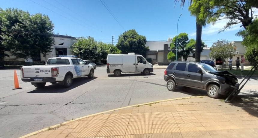 Avenida Belgrano y Urquiza: Fuerte impacto entre dos vehículos convocó al Sistema Emergente