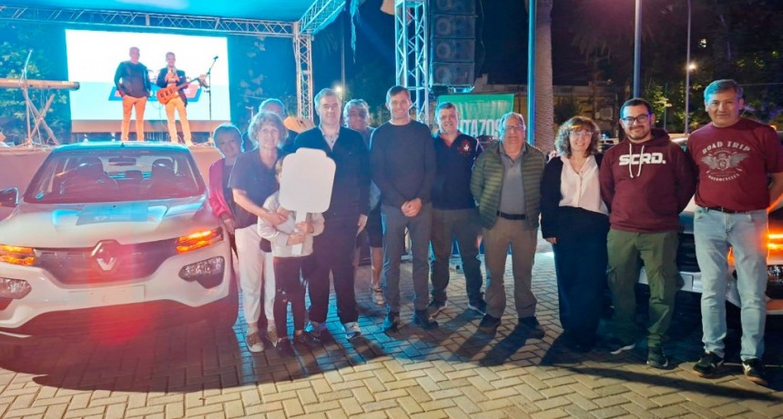 Graciela Torres ganó el Autazo de la Cámara Comercial, el sorteo se realizó en el Centro Cívico