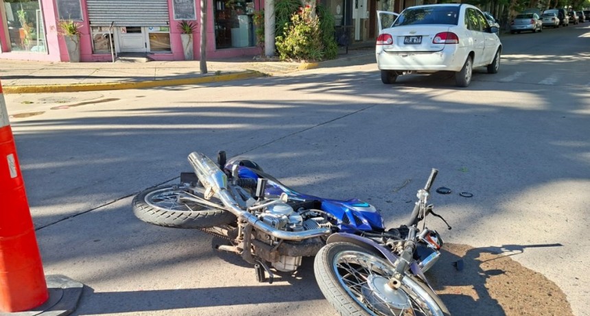 Una mujer fue hospitalizada en forma preventiva, tras una colisión que ocurrió esta mañana
