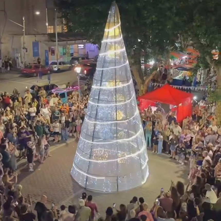 Olavarría: en una cárcel de Sierra Chica elaboraron un árbol navideño de 8 metros de alto que se instaló frente al Palacio municipal